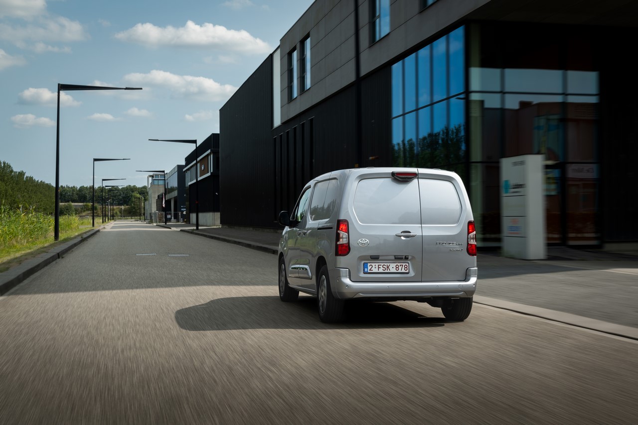 PROACE MAX z dużym wzrostem w segmencie HDV. Toyota Professional z mocną pozycją na rynku LCV i dwoma modelami w Top10