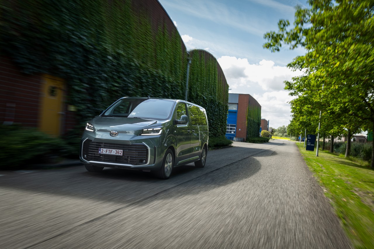 PROACE MAX z dużym wzrostem w segmencie HDV. Toyota Professional z mocną pozycją na rynku LCV i dwoma modelami w Top10