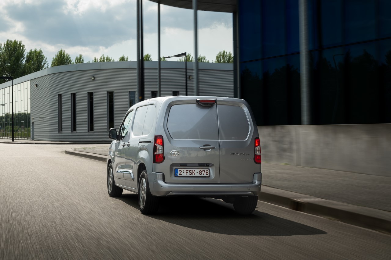 Toyota PROACE CITY Electric z funkcją V2L. Wszechstronny van z energią do zasilania elektronarzędzi lub sprzętu turystycznego
