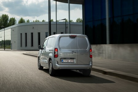 Toyota PROACE CITY Electric z funkcją V2L. Wszechstronny van z energią do zasilania elektronarzędzi lub sprzętu turystycznego
