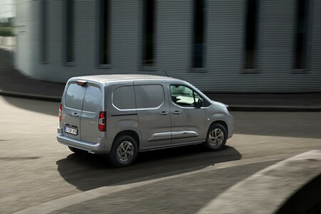 Toyota PROACE CITY Electric z funkcją V2L. Wszechstronny van z energią do zasilania elektronarzędzi lub sprzętu turystycznego