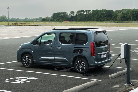 Toyota PROACE CITY Electric z funkcją V2L. Wszechstronny van z energią do zasilania elektronarzędzi lub sprzętu turystycznego