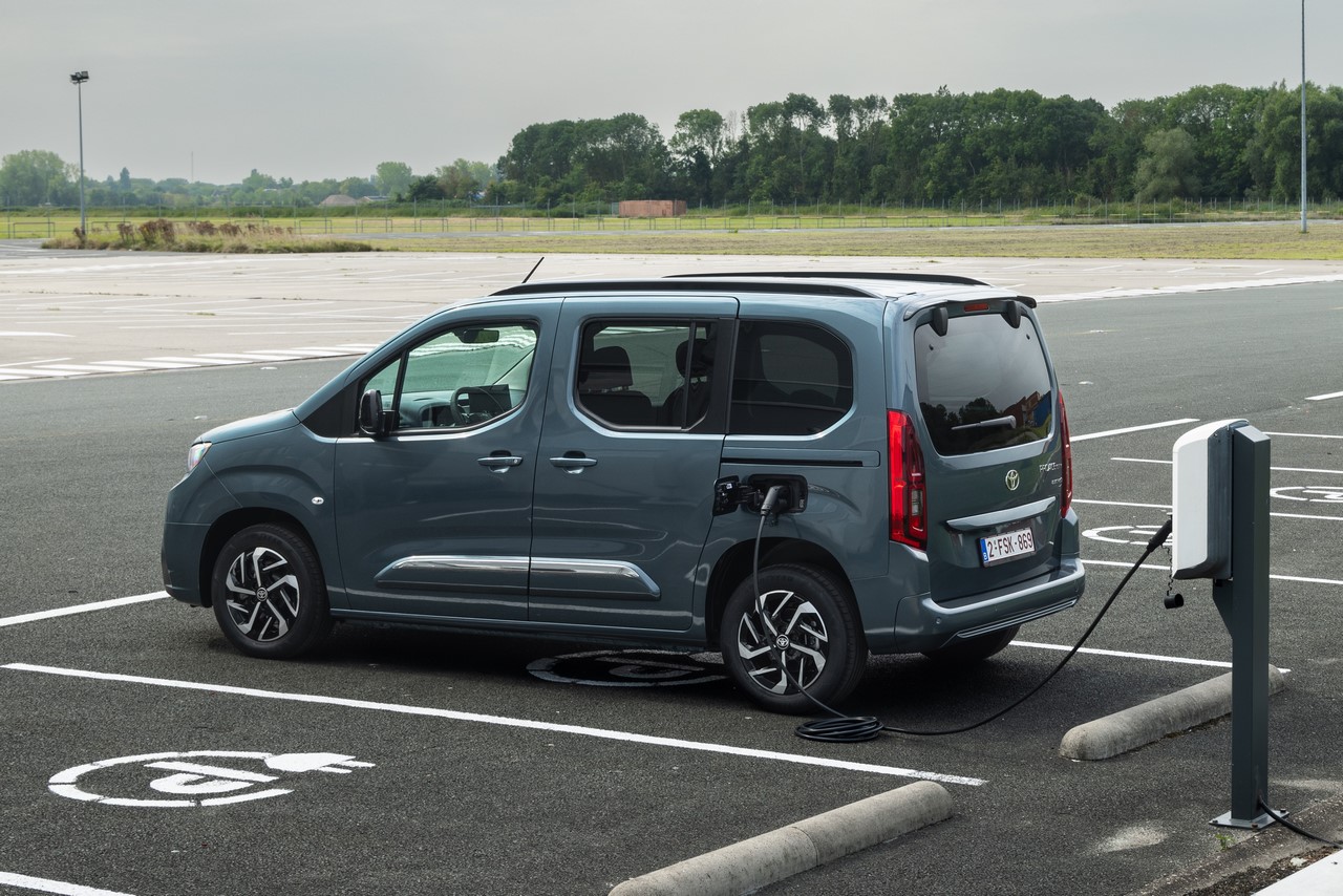 Toyota PROACE CITY Electric z funkcją V2L. Wszechstronny van z energią do zasilania elektronarzędzi lub sprzętu turystycznego