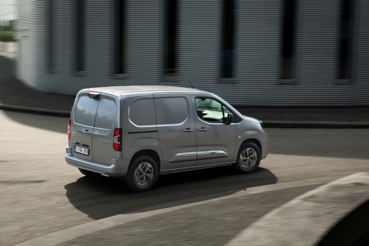 Toyota PROACE CITY Electric z funkcją V2L. Wszechstronny van z energią do zasilania elektronarzędzi lub sprzętu turystycznego
