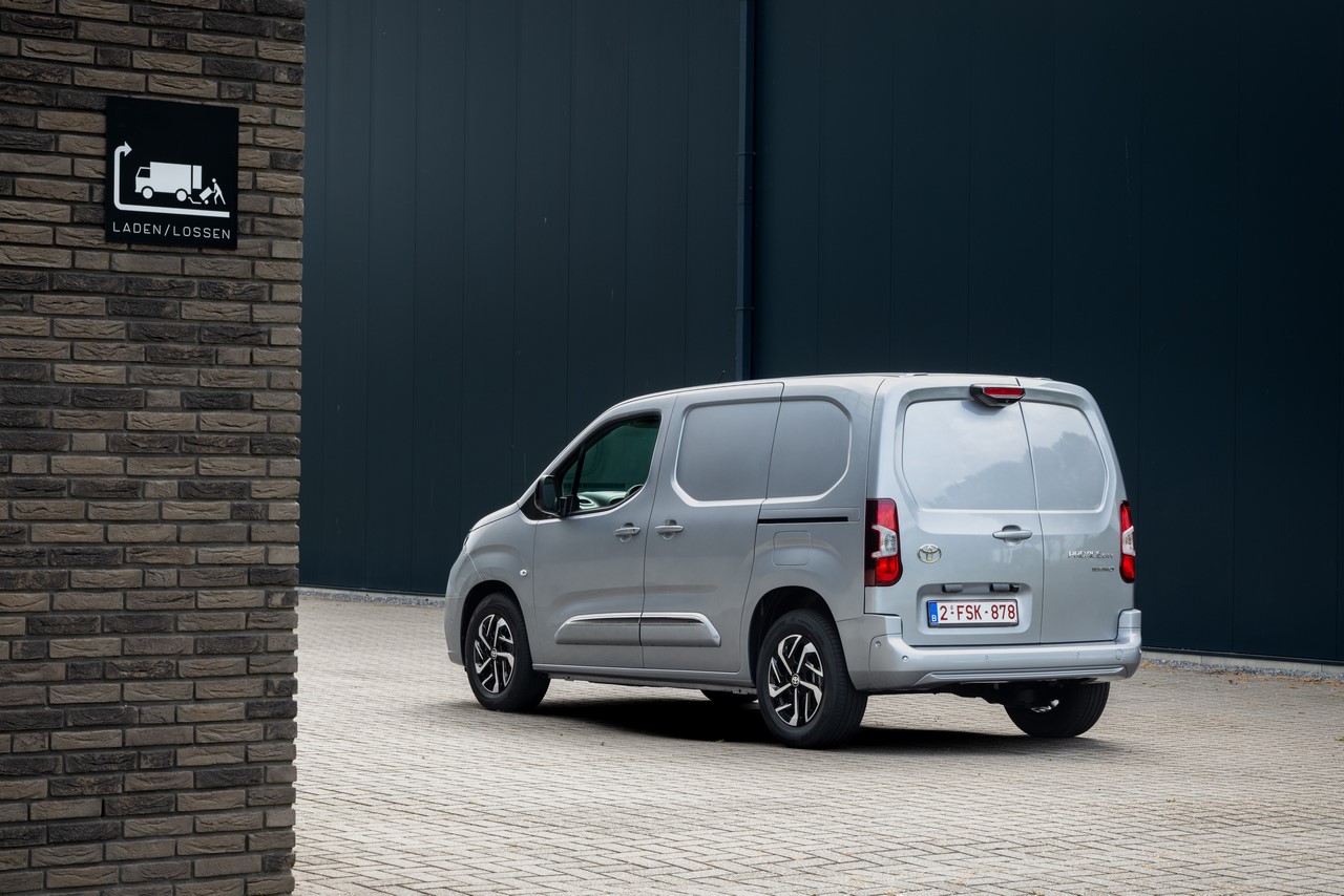 Toyota PROACE CITY Electric z funkcją V2L. Wszechstronny van z energią do zasilania elektronarzędzi lub sprzętu turystycznego
