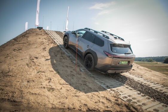 Toyota bZ4X Touring z napędem 4x4 X-MODE. Imponujące osiągi i możliwości terenowe inspirowane legendarnym Land Cruiserem