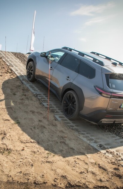 Toyota bZ4X Touring z napędem 4x4 X-MODE. Imponujące osiągi i możliwości terenowe inspirowane legendarnym Land Cruiserem
