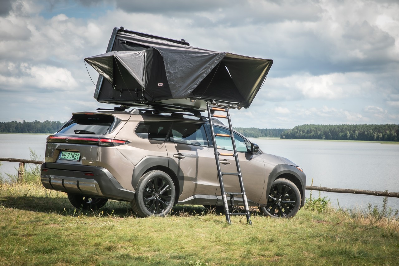 Toyota bZ4X Touring z napędem 4x4 X-MODE. Imponujące osiągi i możliwości terenowe inspirowane legendarnym Land Cruiserem