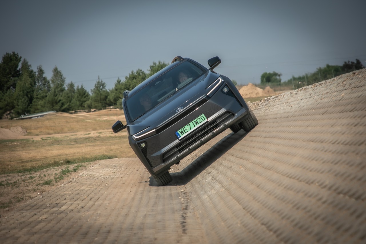 Toyota bZ4X Touring z napędem 4x4 X-MODE. Imponujące osiągi i możliwości terenowe inspirowane legendarnym Land Cruiserem