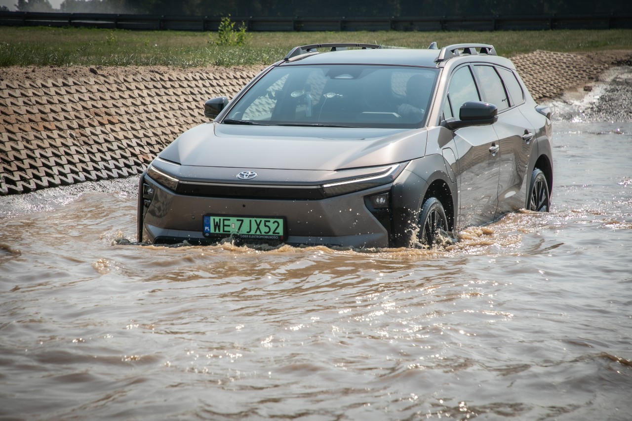 Toyota bZ4X Touring z napędem 4x4 X-MODE. Imponujące osiągi i możliwości terenowe inspirowane legendarnym Land Cruiserem