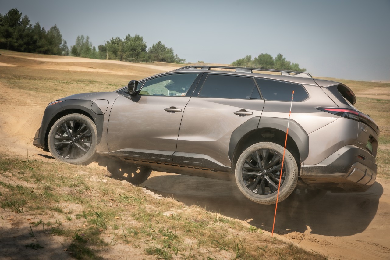 Toyota bZ4X Touring z napędem 4x4 X-MODE. Imponujące osiągi i możliwości terenowe inspirowane legendarnym Land Cruiserem