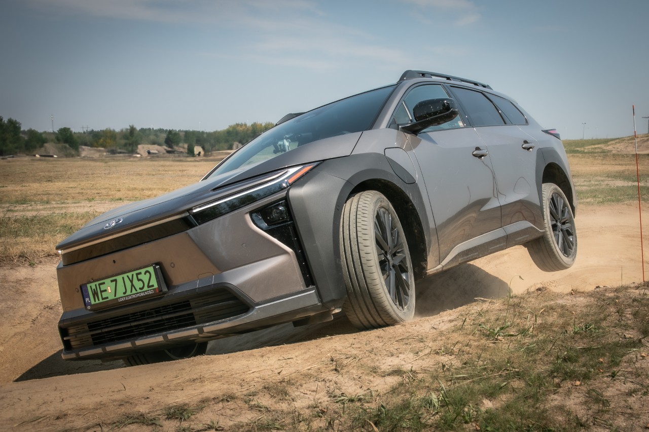 Toyota bZ4X Touring z napędem 4x4 X-MODE. Imponujące osiągi i możliwości terenowe inspirowane legendarnym Land Cruiserem