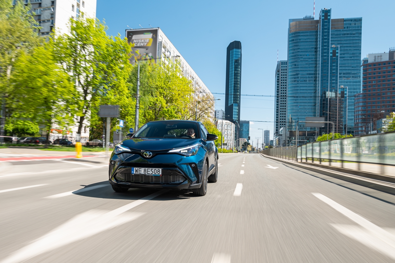 Hybrydowa Toyota C-HR w specjalnej ofercie. Ponad 15 000 zł rabatu na bogato wyposażone samochody z 2026 roku produkcji