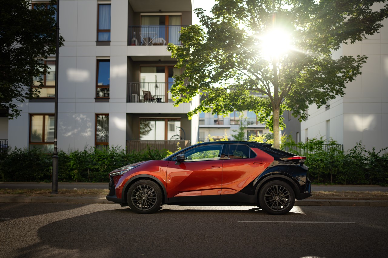 Hybrydowa Toyota C-HR w specjalnej ofercie. Ponad 15 000 zł rabatu na bogato wyposażone samochody z 2026 roku produkcji