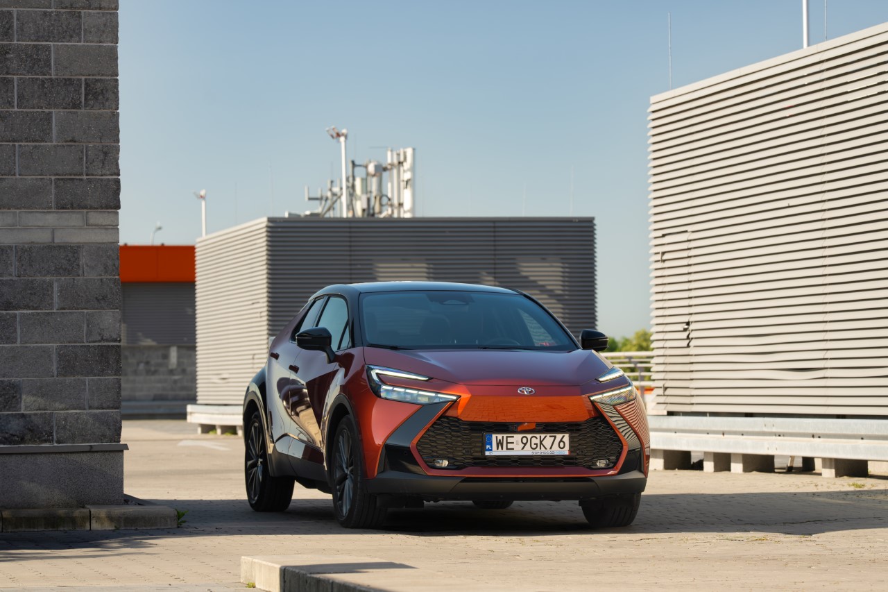 Hybrydowa Toyota C-HR w specjalnej ofercie. Ponad 15 000 zł rabatu na bogato wyposażone samochody z 2026 roku produkcji