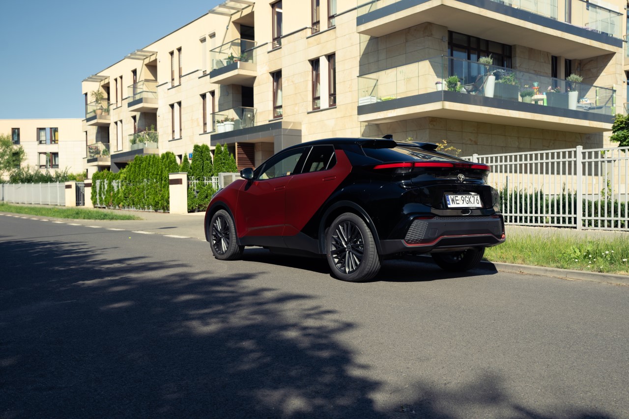 Hybrydowa Toyota C-HR w specjalnej ofercie. Ponad 15 000 zł rabatu na bogato wyposażone samochody z 2026 roku produkcji
