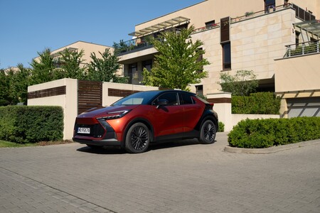 Hybrydowa Toyota C-HR w specjalnej ofercie. Ponad 15 000 zł rabatu na bogato wyposażone samochody z 2026 roku produkcji