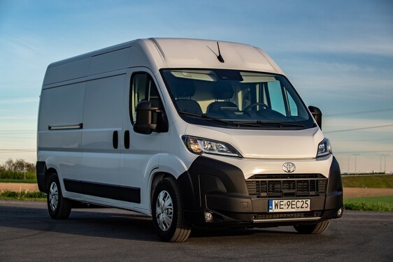 Toyota PROACE MAX z rabatem nawet do 61 980 zł netto. Ostatnie egzemplarze z 2025 roku produkcji