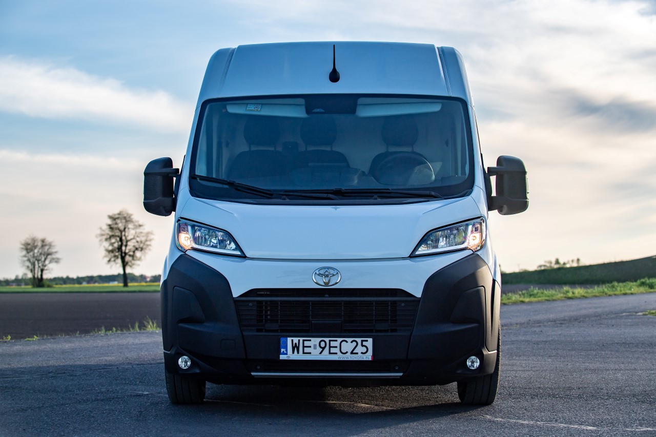 Toyota PROACE MAX z rabatem nawet do 61 980 zł netto. Ostatnie egzemplarze z 2025 roku produkcji