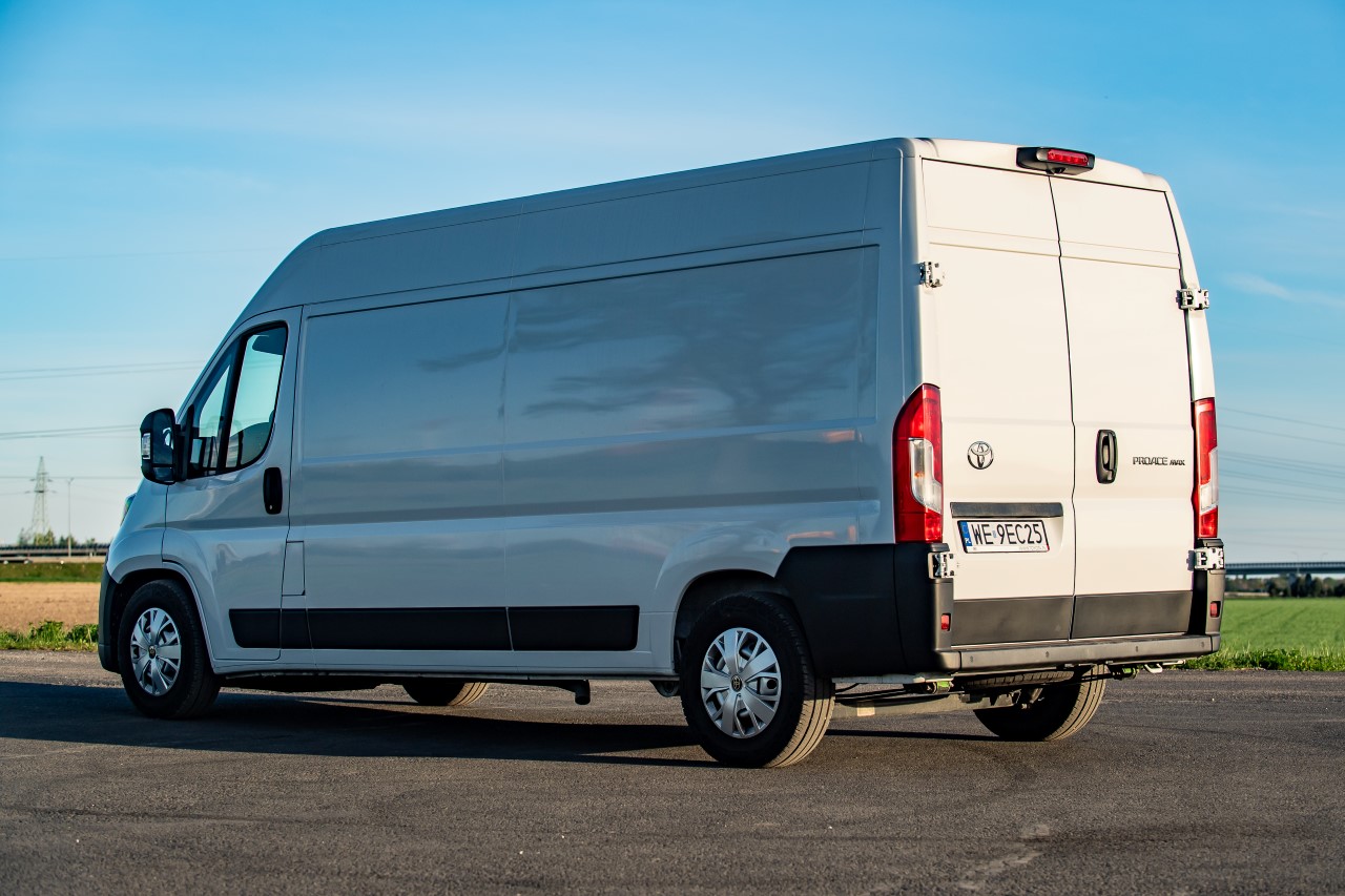 Toyota PROACE MAX z rabatem nawet do 61 980 zł netto. Ostatnie egzemplarze z 2025 roku produkcji