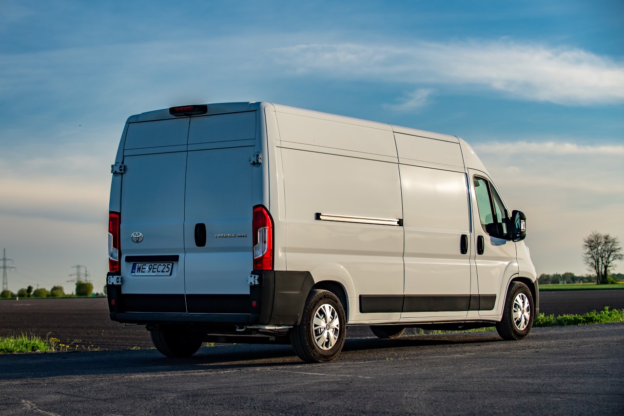 Toyota PROACE MAX z rabatem nawet do 61 980 zł netto. Ostatnie egzemplarze z 2025 roku produkcji