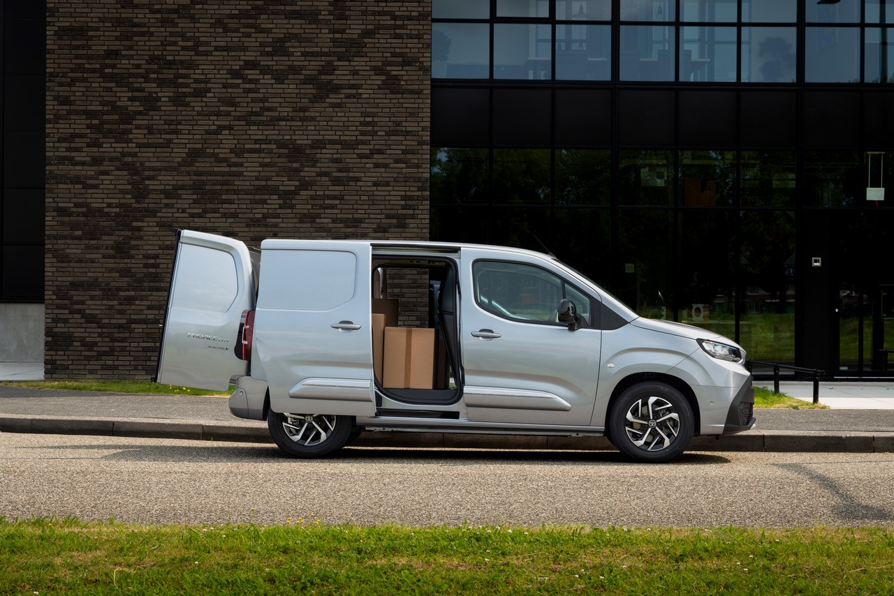 Specjalna oferta leasingu dla firm kurierskich na Toyoty z rodziny PROACE. Atrakcyjne warunki, niskie raty i brak opłaty wstępnej w KINTO One