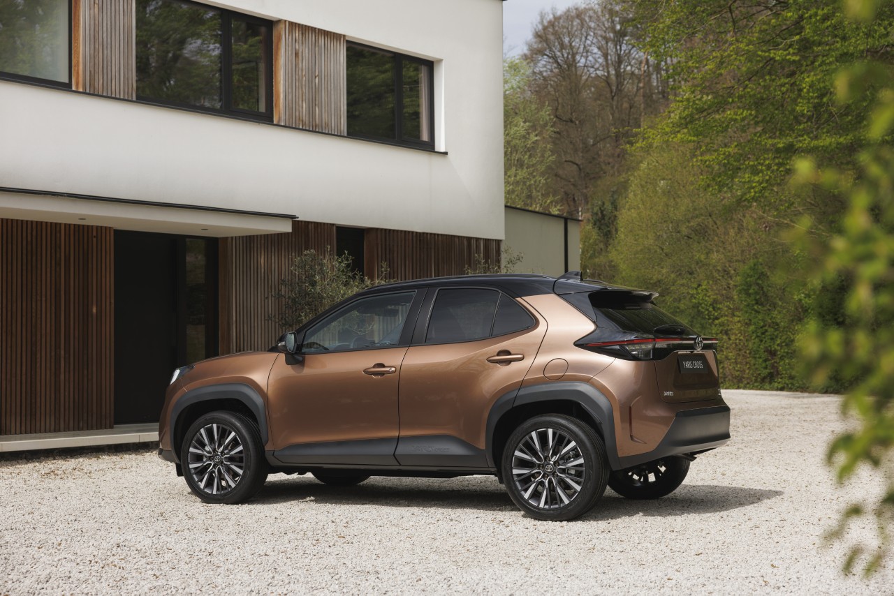 Nowa Toyota Yaris Cross z rabatem. Udoskonalony miejski crossover od 105 300 zł