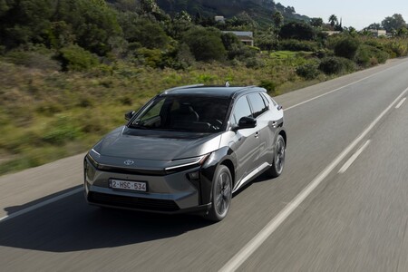Toyoty w czołówce największego testu samochodów elektrycznych na świecie. Najwyższa efektywność napędu potwierdzona
