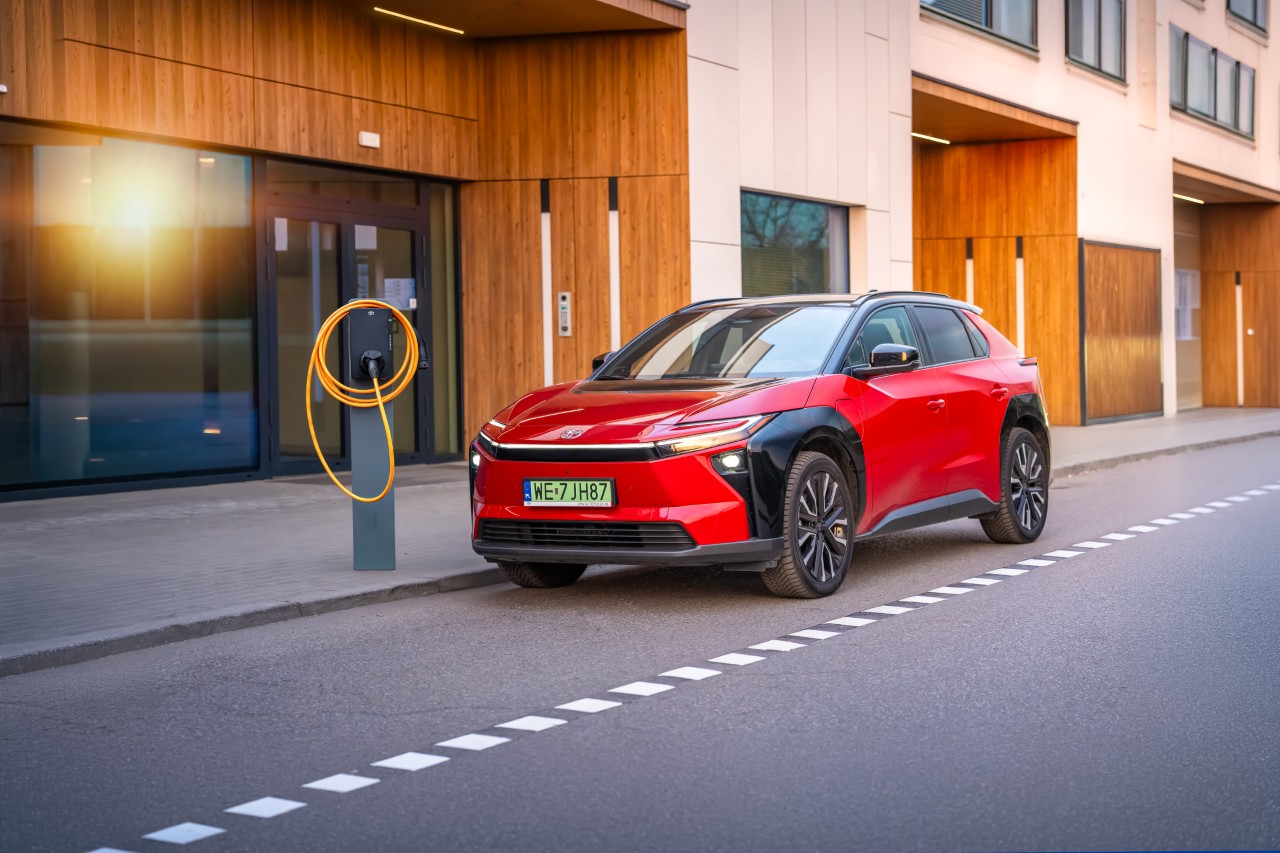 Toyota umacnia pozycję lidera polskiego rynku. Ponad 200% wzrostu rejestracji aut elektrycznych