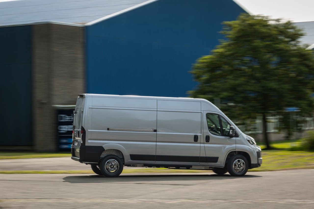PROACE CITY liderem segmentu, PROACE MAX z 38-procentowym wzrostem. Toyota wyborem nr 1 w kategorii elektrycznych vanów