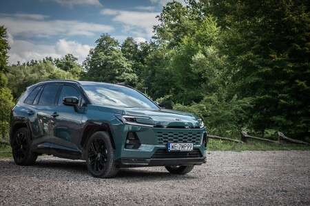 Hybrydy plug-in Toyoty oszczędne i wydajne na polskich drogach. 2,5 l/100 km zużycia paliwa i ponad 73% czasu jazdy w trybie EV