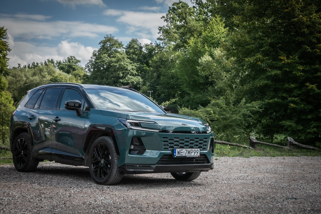 Hybrydy plug-in Toyoty oszczędne i wydajne na polskich drogach. 2,5 l/100 km zużycia paliwa i ponad 73% czasu jazdy w trybie EV