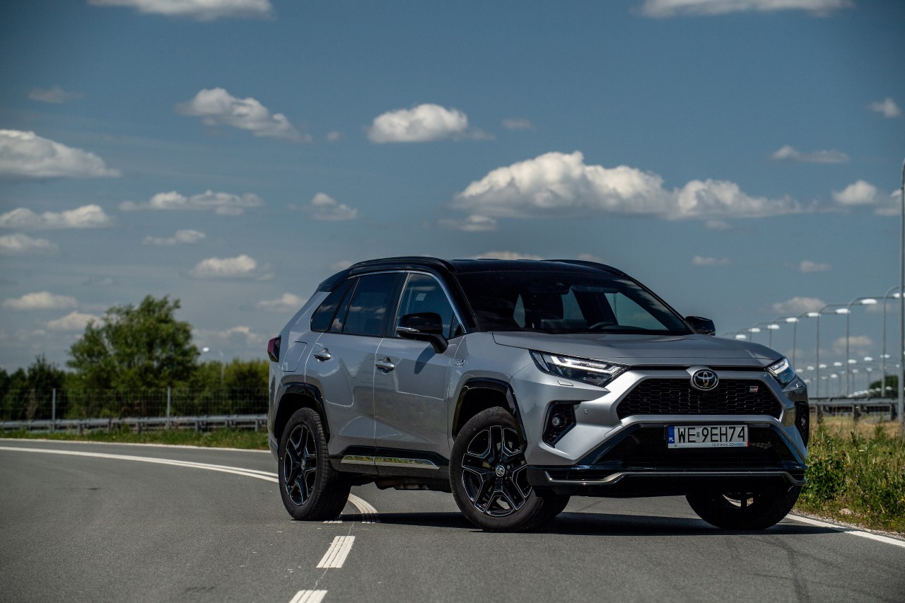 Hybrydy plug-in Toyoty oszczędne i wydajne na polskich drogach. 2,5 l/100 km zużycia paliwa i ponad 73% czasu jazdy w trybie EV