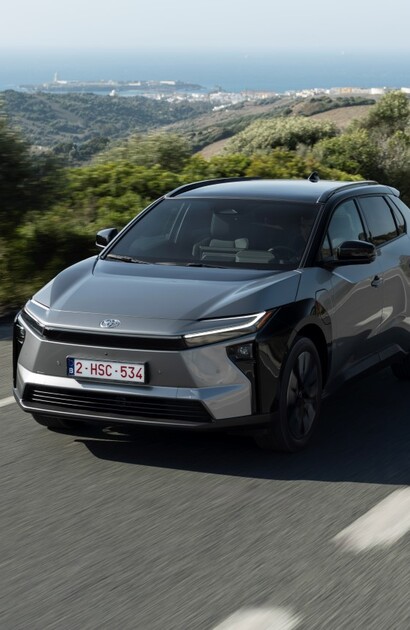 Spektakularny sukces nowej generacji samochodów elektrycznych Toyoty. Już ponad 100 tys. sprzedanych aut