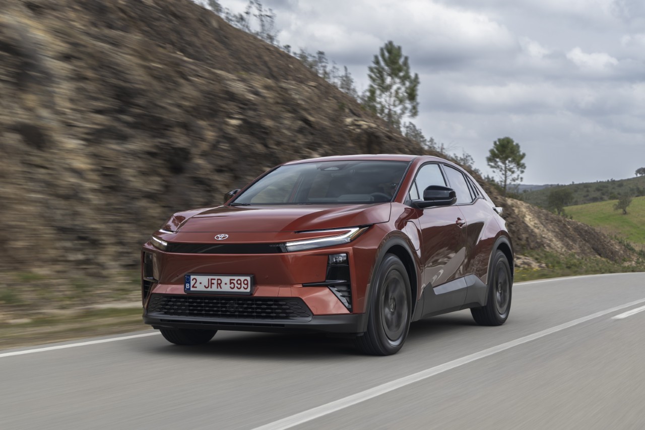 Spektakularny sukces nowej generacji samochodów elektrycznych Toyoty. Już ponad 100 tys. sprzedanych aut