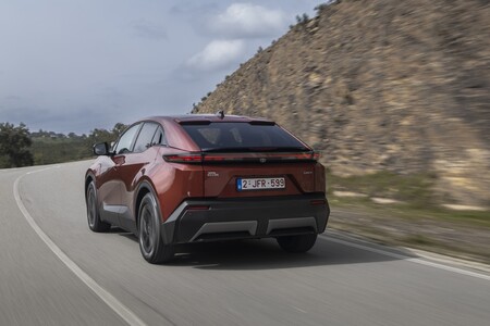 Spektakularny sukces nowej generacji samochodów elektrycznych Toyoty. Już ponad 100 tys. sprzedanych aut