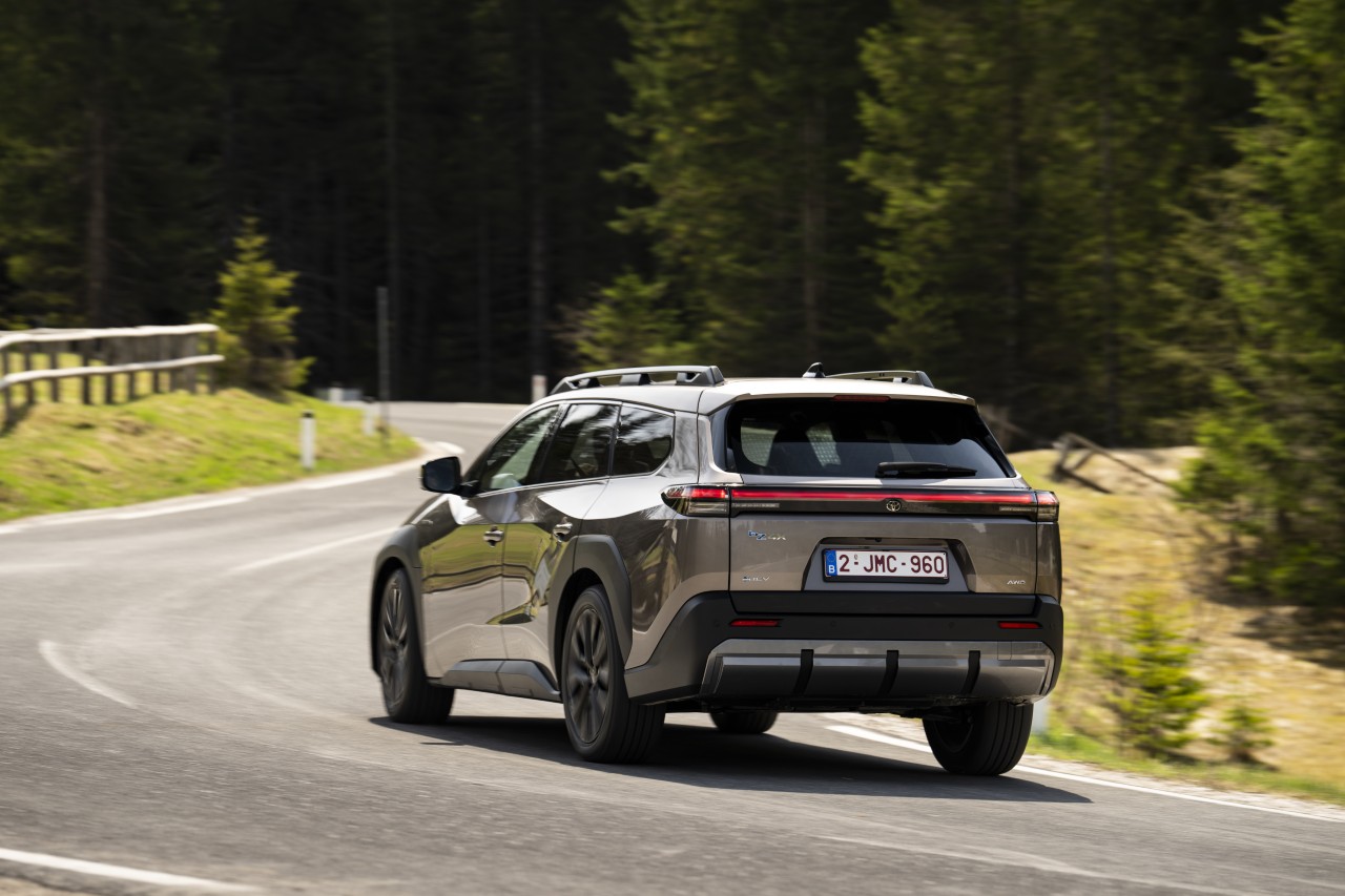 Spektakularny sukces nowej generacji samochodów elektrycznych Toyoty. Już ponad 100 tys. sprzedanych aut