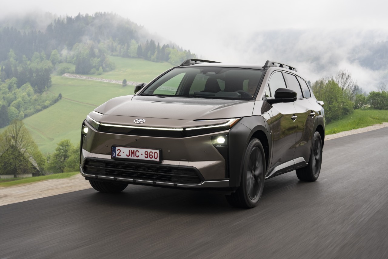 Spektakularny sukces nowej generacji samochodów elektrycznych Toyoty. Już ponad 100 tys. sprzedanych aut