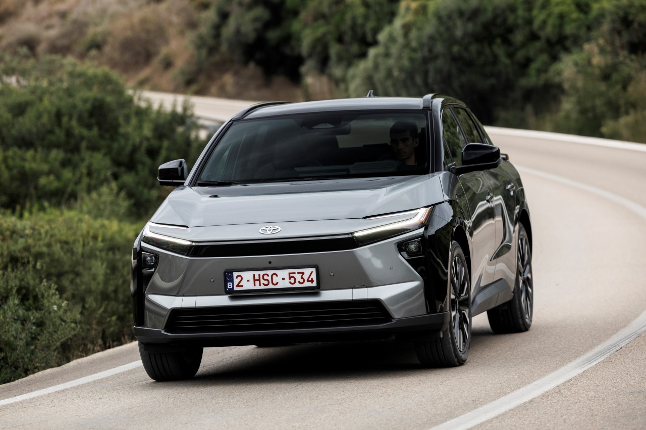 Spektakularny sukces nowej generacji samochodów elektrycznych Toyoty. Już ponad 100 tys. sprzedanych aut