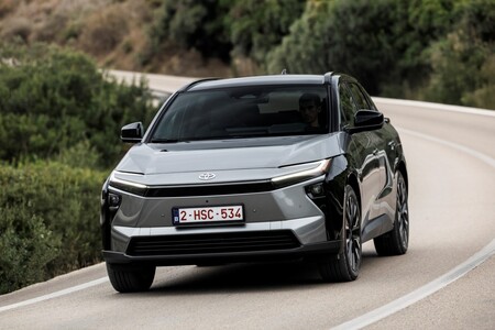 Spektakularny sukces nowej generacji samochodów elektrycznych Toyoty. Już ponad 100 tys. sprzedanych aut