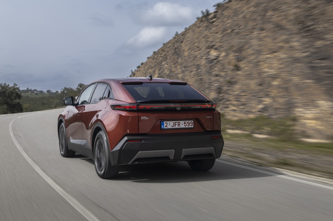 Spektakularny sukces nowej generacji samochodów elektrycznych Toyoty. Już ponad 100 tys. sprzedanych aut