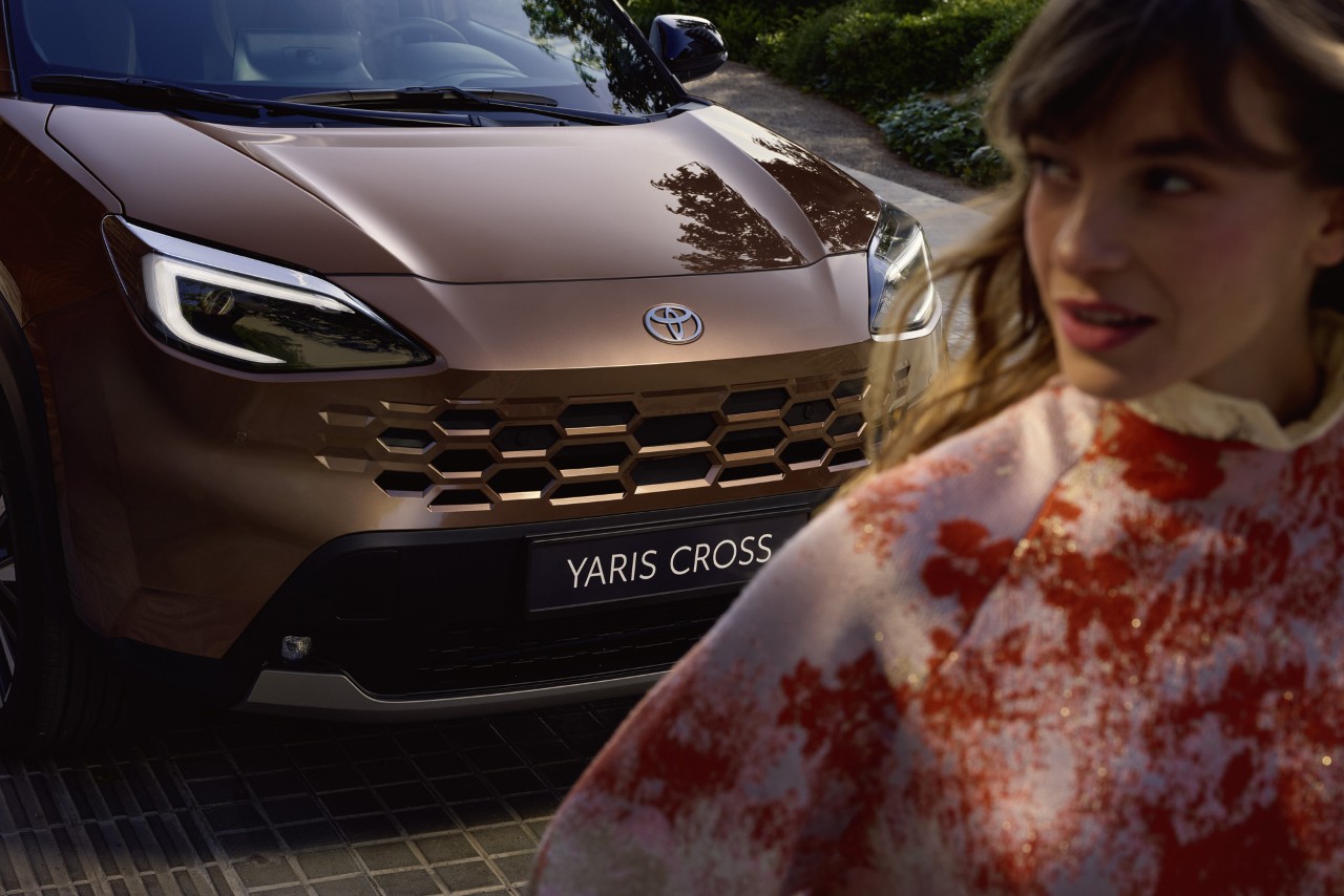 Nowa Toyota Yaris Cross w baśniowym spocie reklamowym. Oszczędna hybryda odkrywa miejską przestrzeń jak własną krainę czarów