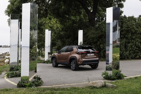 Nowa Toyota Yaris Cross w baśniowym spocie reklamowym. Oszczędna hybryda odkrywa miejską przestrzeń jak własną krainę czarów