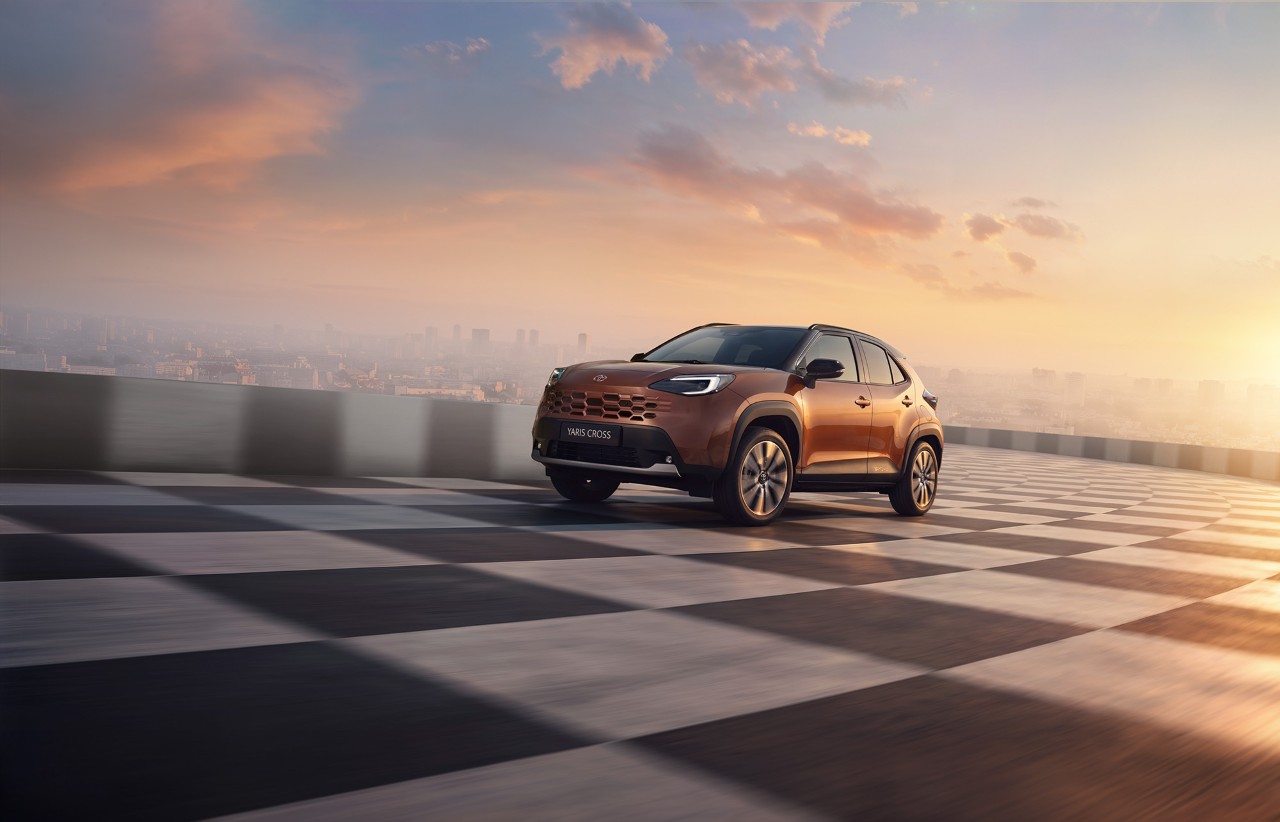 Nowa Toyota Yaris Cross w baśniowym spocie reklamowym. Oszczędna hybryda odkrywa miejską przestrzeń jak własną krainę czarów