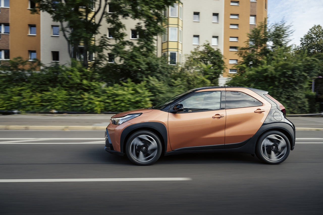 Hybrydowa Toyota Aygo X stworzona do miasta. 116 KM i zużycie paliwa od 2,9 l/100 km