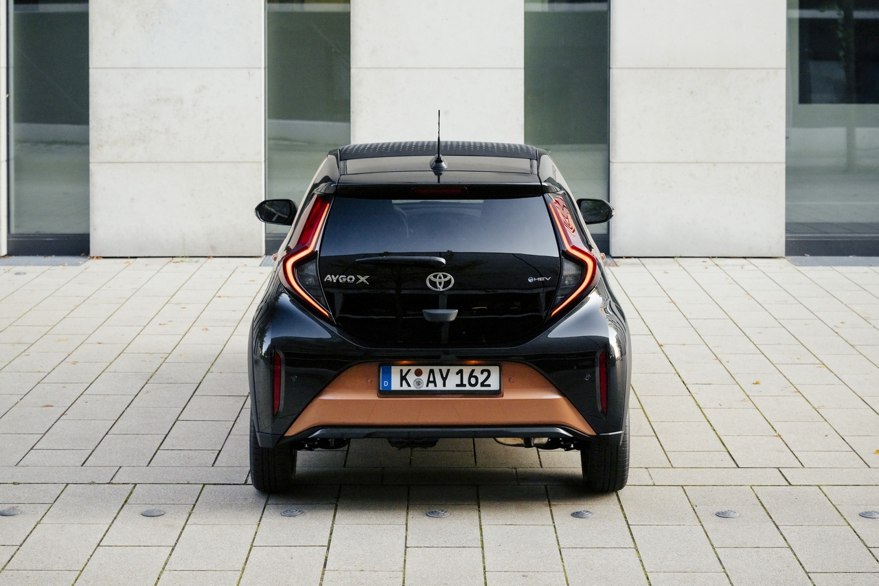 Hybrydowa Toyota Aygo X stworzona do miasta. 116 KM i zużycie paliwa od 2,9 l/100 km