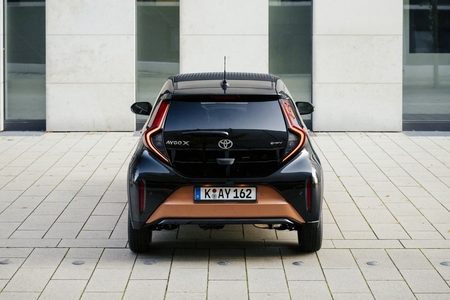 Hybrydowa Toyota Aygo X stworzona do miasta. 116 KM i zużycie paliwa od 2,9 l/100 km