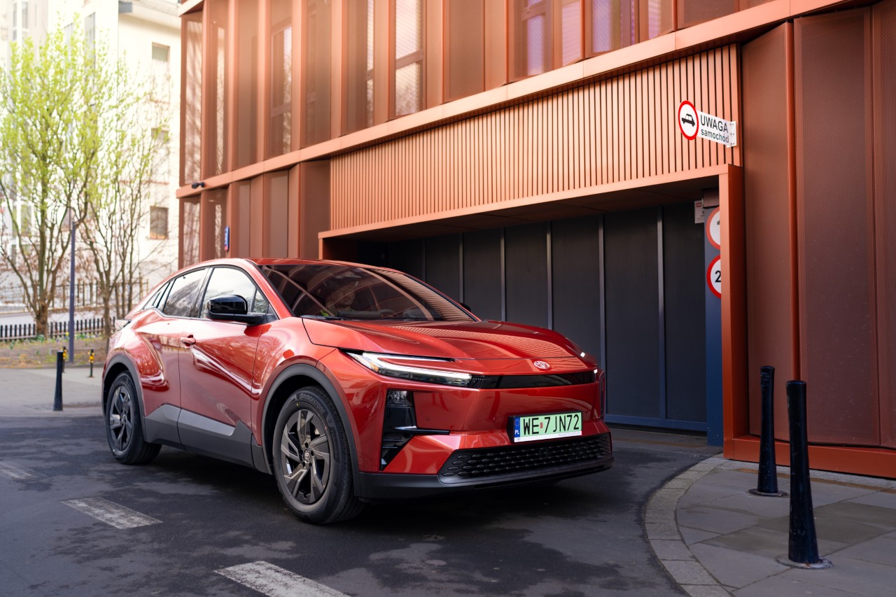 Toyota ułatwia decyzję o wyborze samochodu elektrycznego. Komplet informacji dla klienta