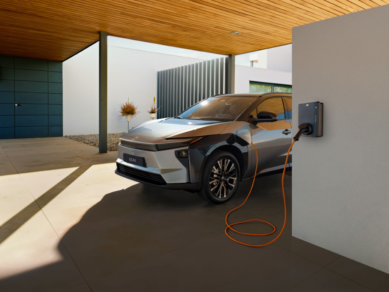 Toyota ułatwia decyzję o wyborze samochodu elektrycznego. Komplet informacji dla klienta