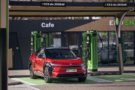 Toyota ułatwia decyzję o wyborze samochodu elektrycznego. Komplet informacji dla klienta